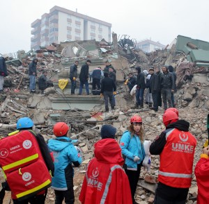 عمليات البحث والإنقاذ خلال زلزال قهرمان مرعش